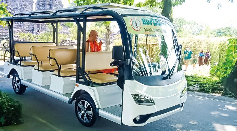 プランバナン寺院群では広い敷地を電動カートで移動