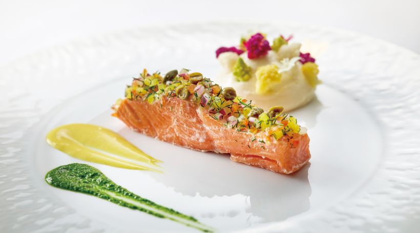 優雅に食事と車窓を楽しめる「DINING しきしま」