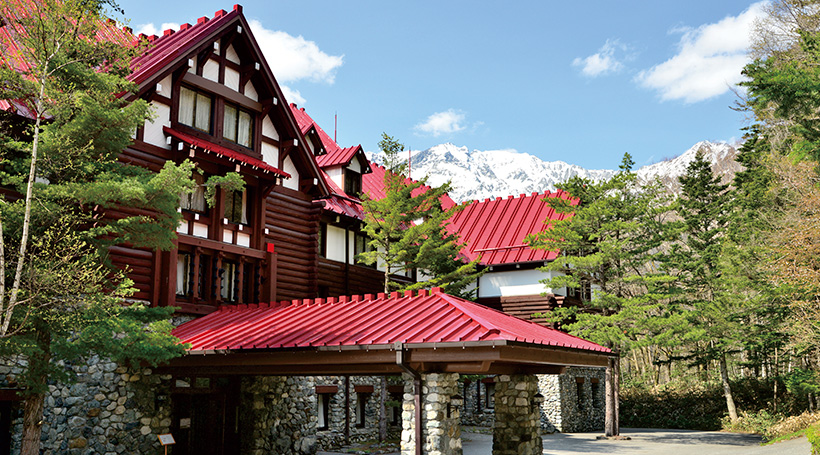 緑美しい木々が映える赤屋根の山岳リゾート「上高地帝国ホテル」連泊