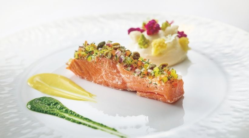 優雅に食事と車窓を楽しめる「DINING しきしま」