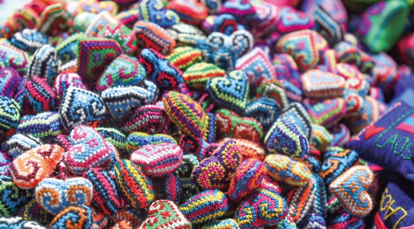 モン族の刺繍がかわいらしい民芸品